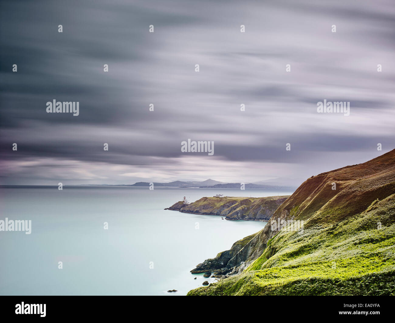 Vista di baily faro sulla penisola distanti, Howth, la baia di Dublino, Repubblica di Irlanda Foto Stock