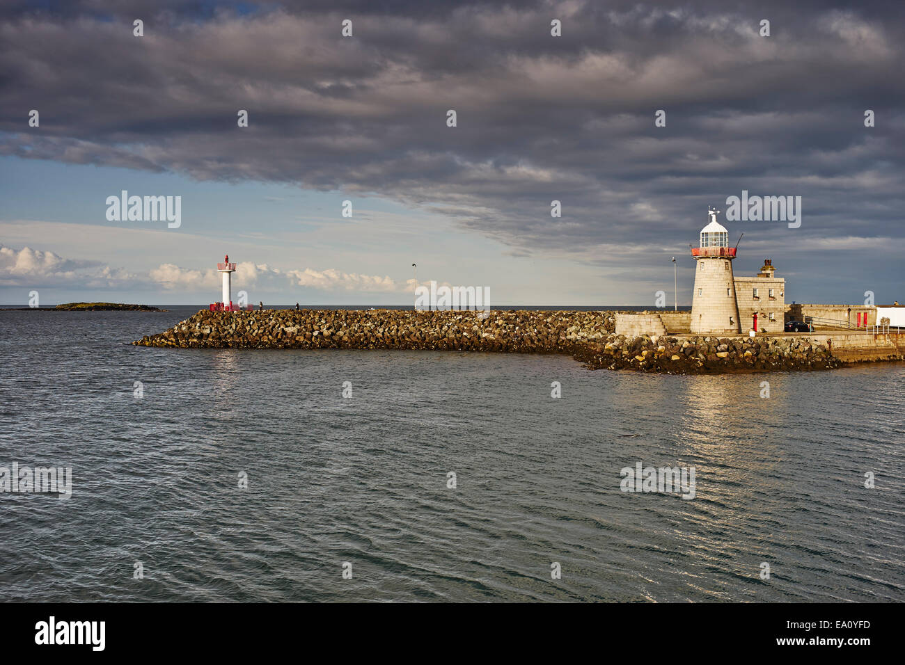 Vista di Howth faro, Howth, la baia di Dublino, Repubblica di Irlanda Foto Stock