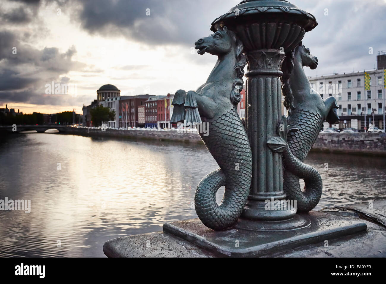 Dettaglio dei cavallucci marini sul ponte di Grattan, Dublin, Repubblica di Irlanda Foto Stock