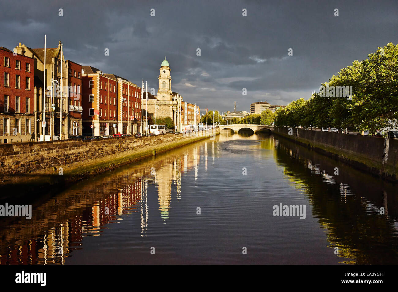 Il fiume Liffey e riverside edifici, Dublin, Repubblica di Irlanda Foto Stock