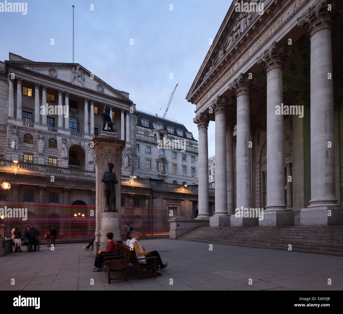 Il Royal Exchange e la Banca di Inghilterra, London, England, Regno Unito Foto Stock