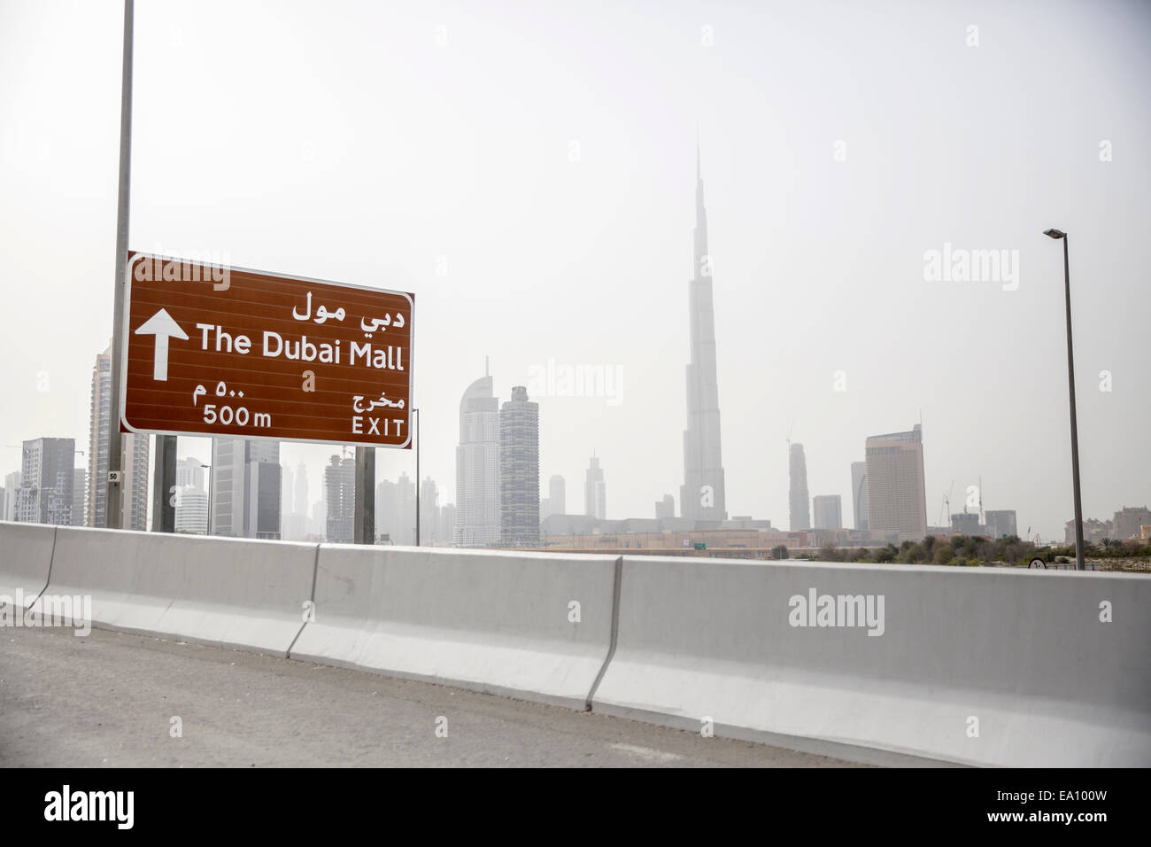 Skyline di Dubai visto dall autostrada, Dubai, Emirati arabi uniti Foto Stock