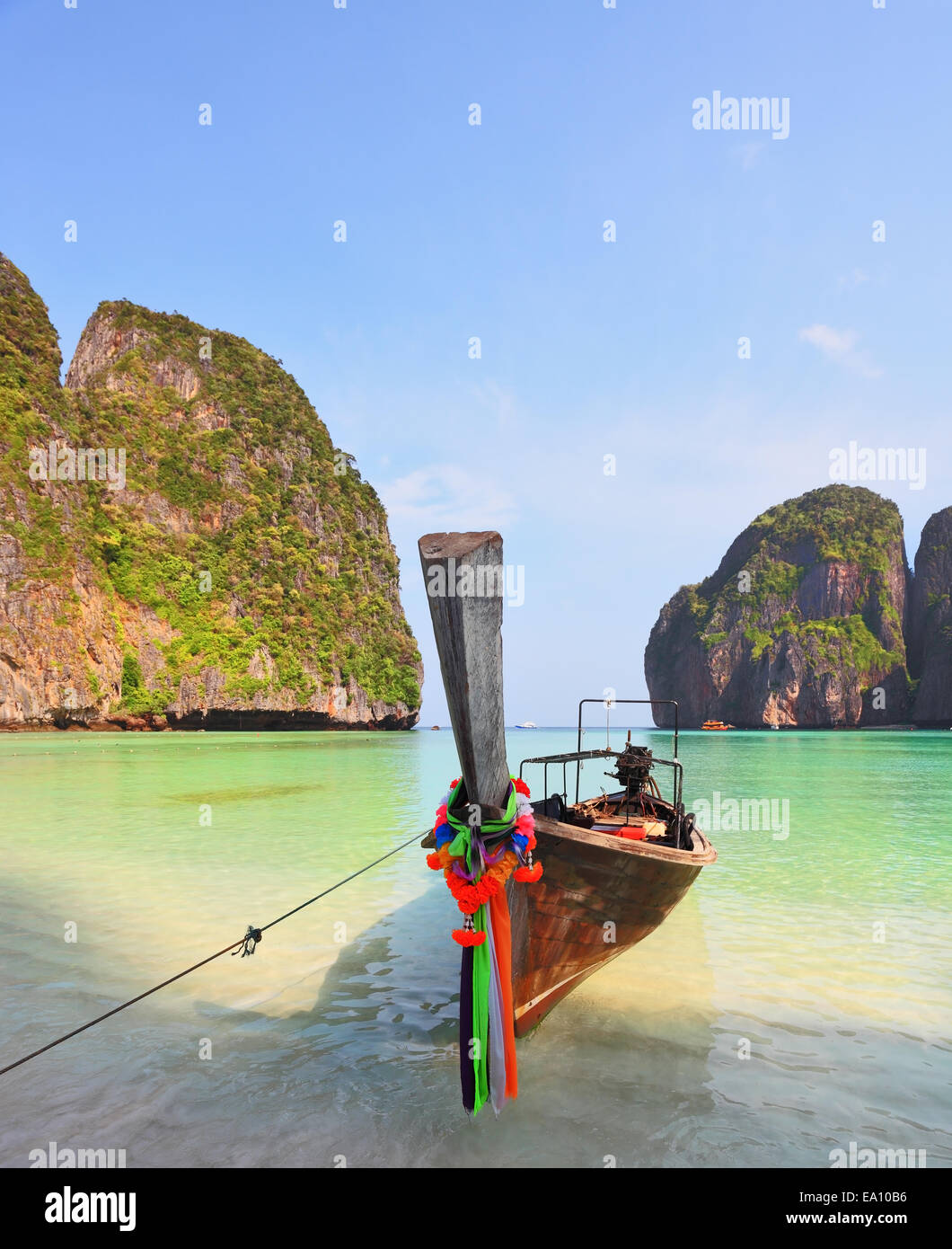 Il turista la barca con una ghirlanda di fiori Foto Stock