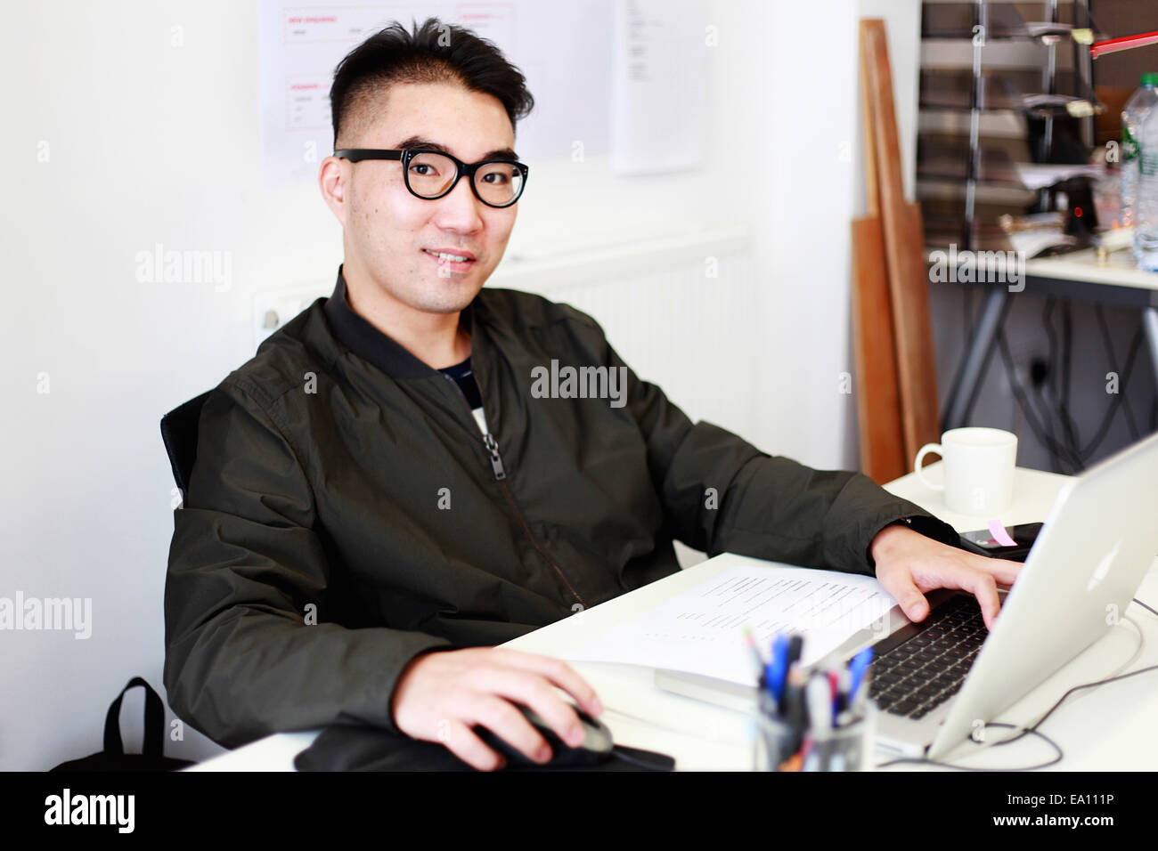 Ritratto di architetto maschio a scrivania da ufficio Foto Stock