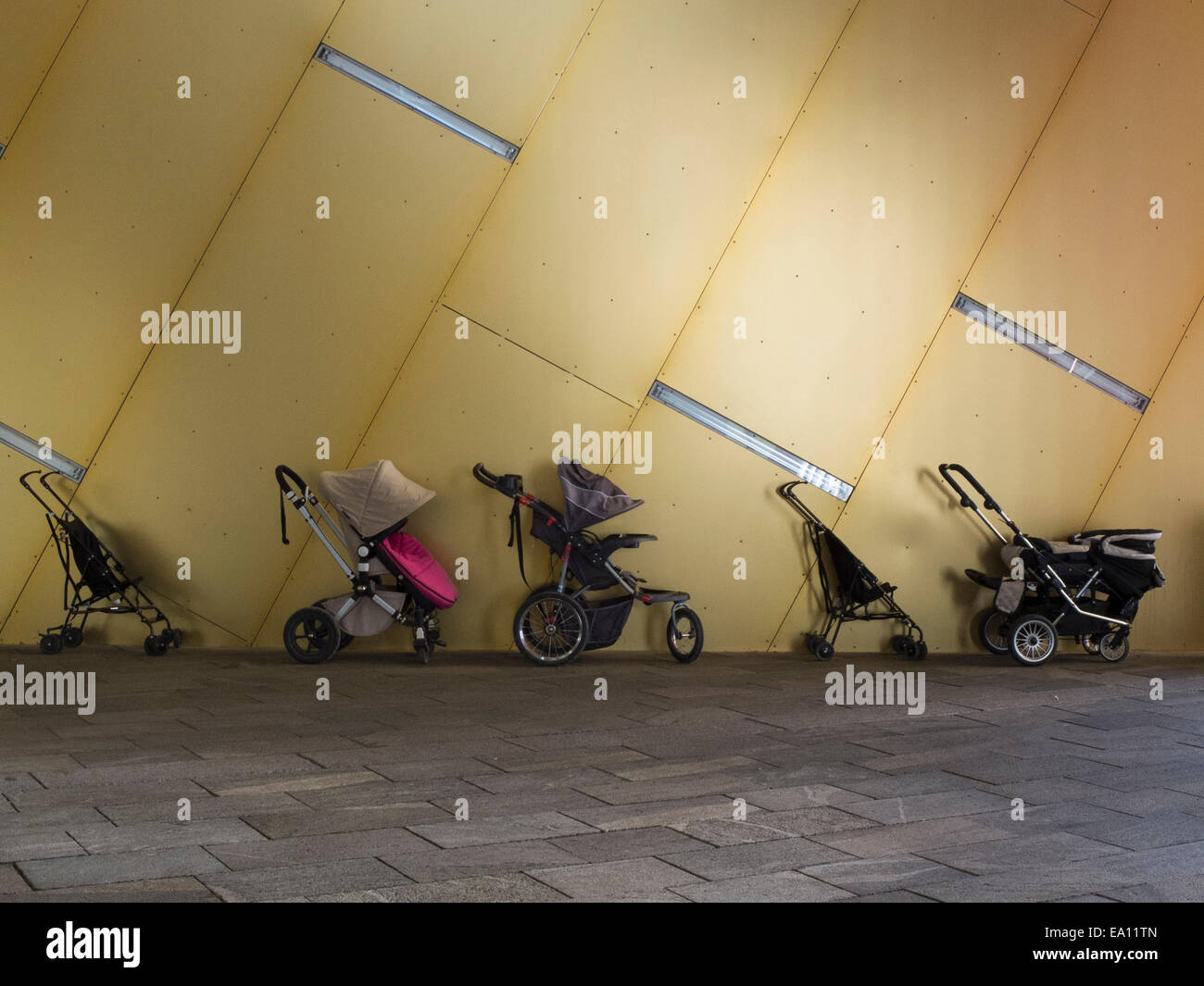 Fila di passeggini parcheggiata in casa 8, Copenhagen, Danimarca Foto Stock