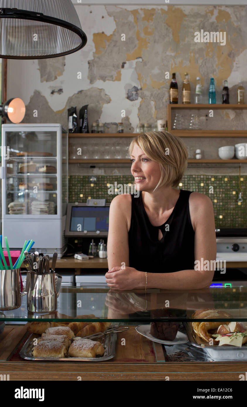 Metà donna adulta lavorando in cafe Foto Stock