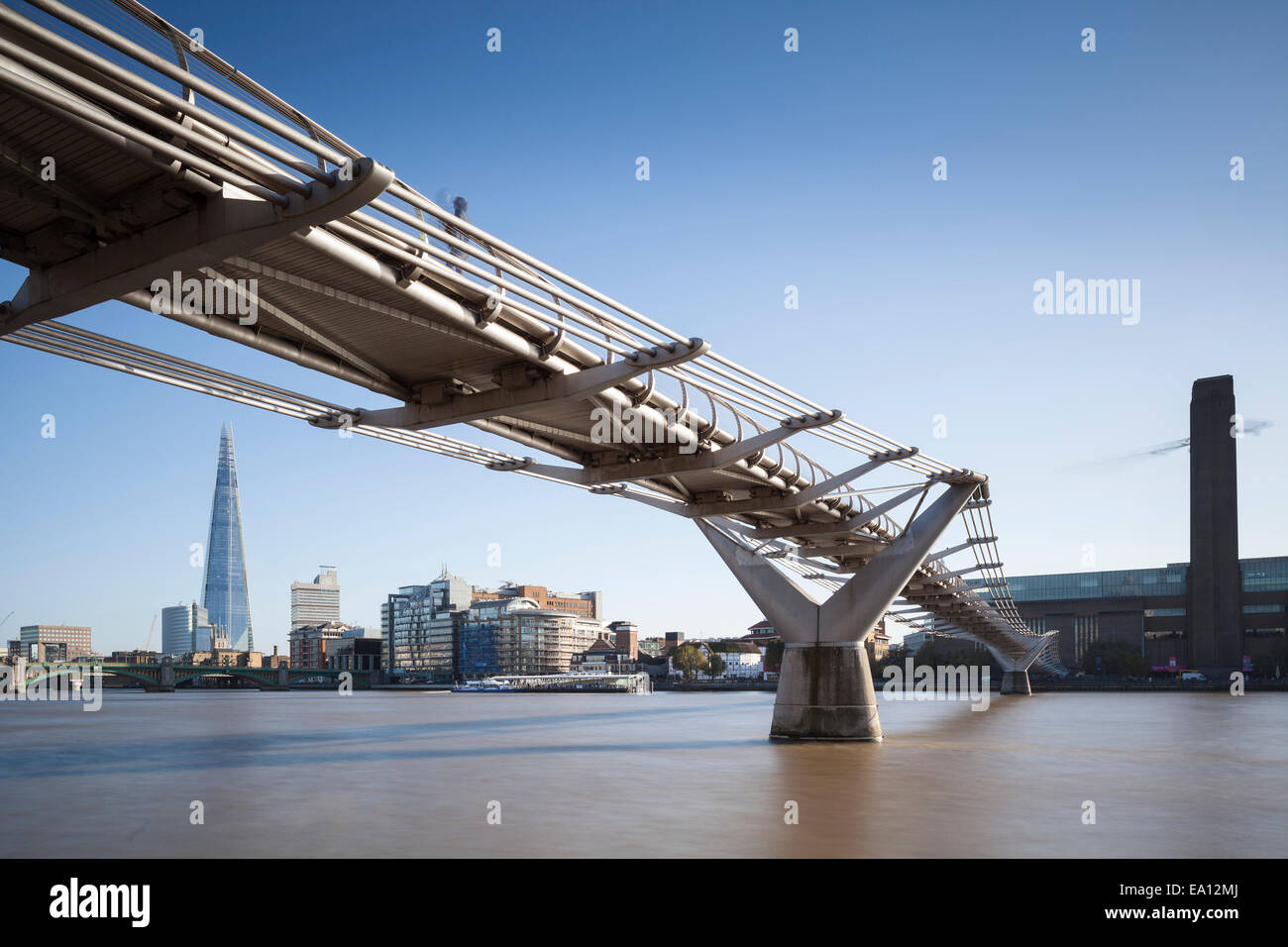 Millennium Bridge e la Shard, Bankside, London, England, Regno Unito Foto Stock