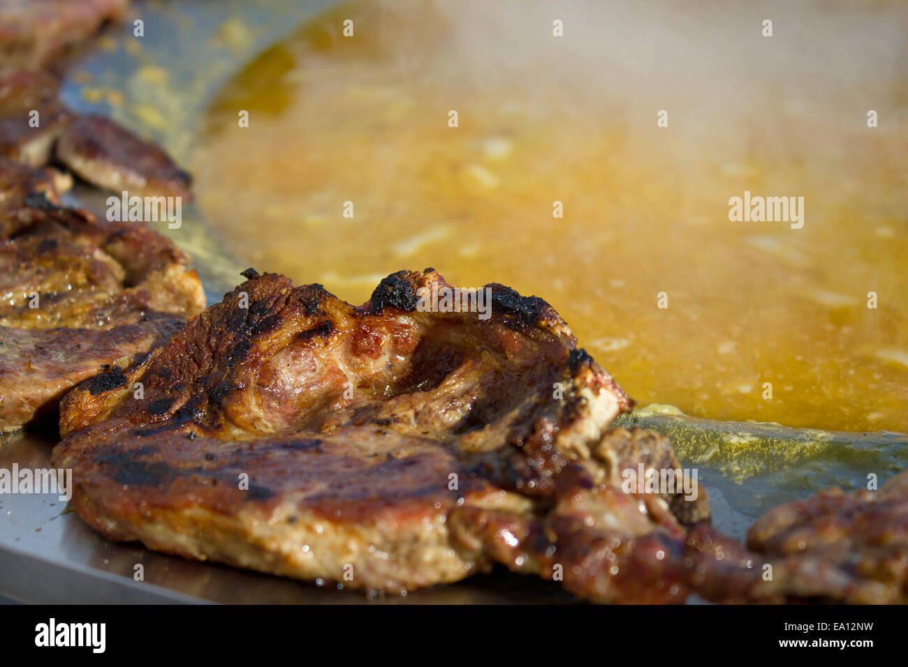 Arrosto di manzo nel tradizionale piatto kotlovina Foto Stock