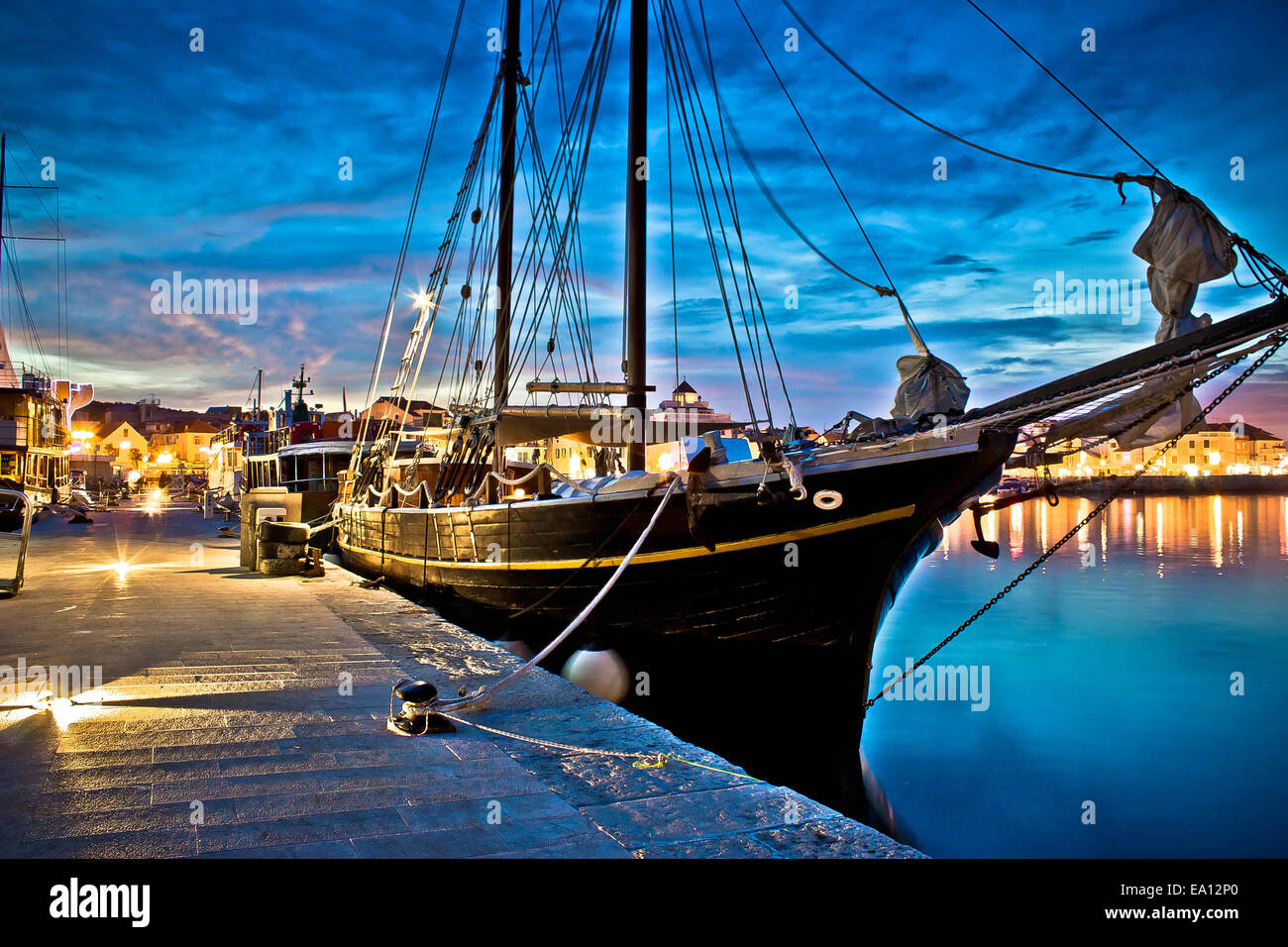 Vecchia barca di legno nel porto di Vodice Foto Stock