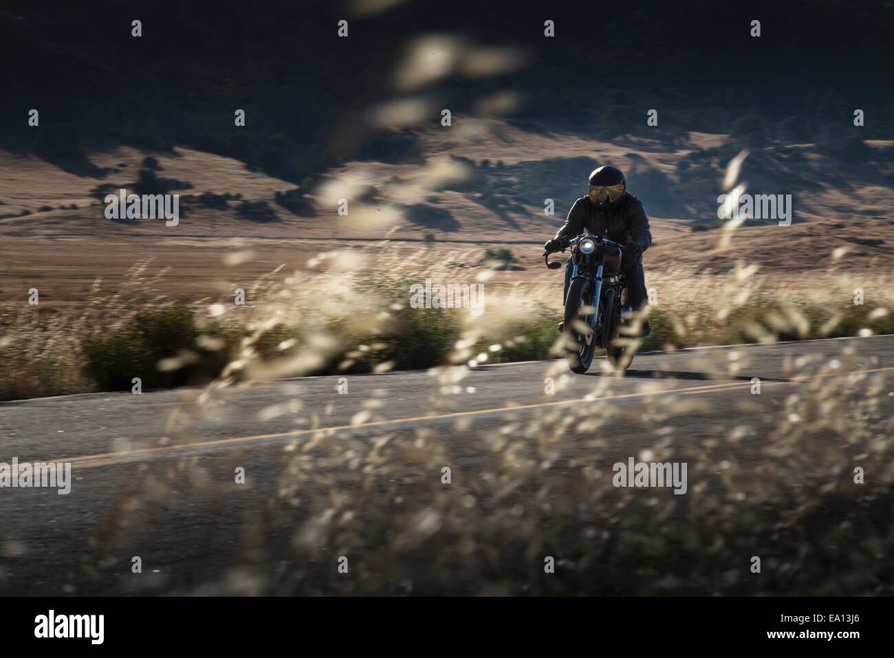 Maschio di equitazione per motociclisti su autostrada Foto Stock