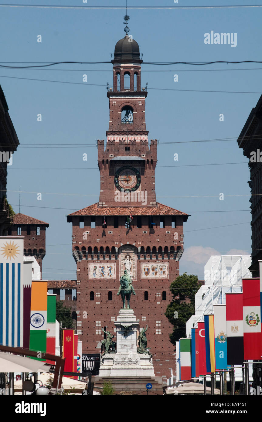 L'Italia, Lombardia, Milano, il Castello Sforzesco, il castello con EXPO 2015 bandiera Foto Stock