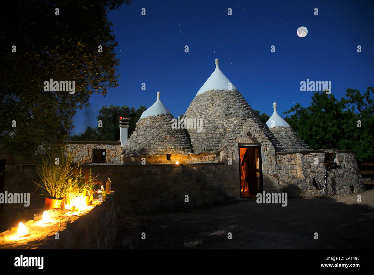 Trullo di Oriente, Vista notte, Chiobbica Contrada, Ostuni, Brindisi, Puglia, Italia Foto Stock