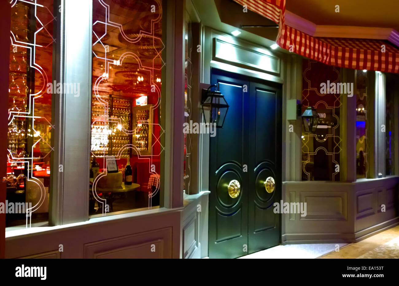 In vecchio stile esterno di un esclusivo bar Foto Stock