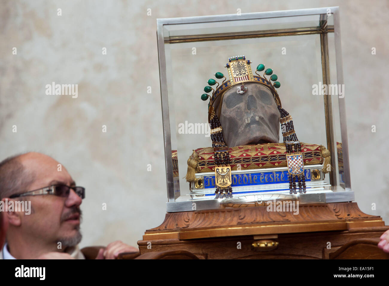 Cranio di san Venceslao nella scatola di vetro durante il pellegrinaggio al luogo del suo assassinio a Stará Boleslav, Repubblica Ceca Foto Stock