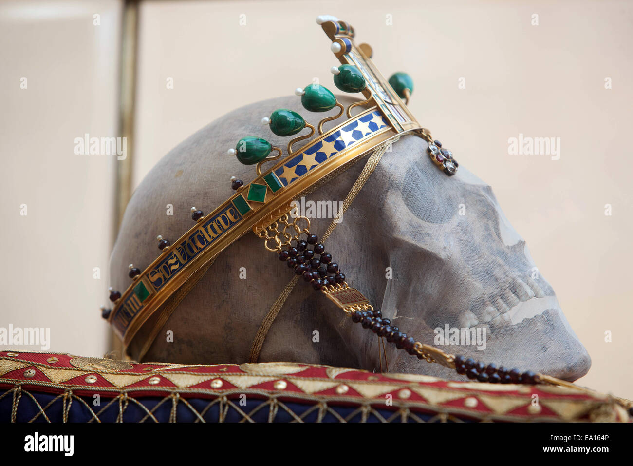 Cranio di san Venceslao nella scatola di vetro durante il pellegrinaggio al luogo del suo assassinio a Stará Boleslav, Repubblica Ceca Foto Stock