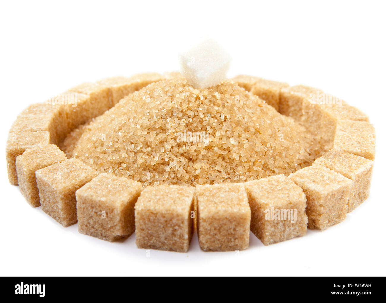 Zolletta di zucchero su un mucchio di zucchero semolato Foto Stock