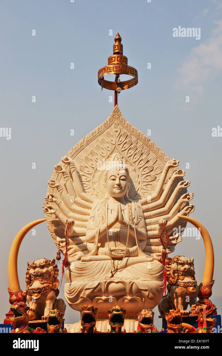 Statua del Buddha brilla al sole Foto Stock