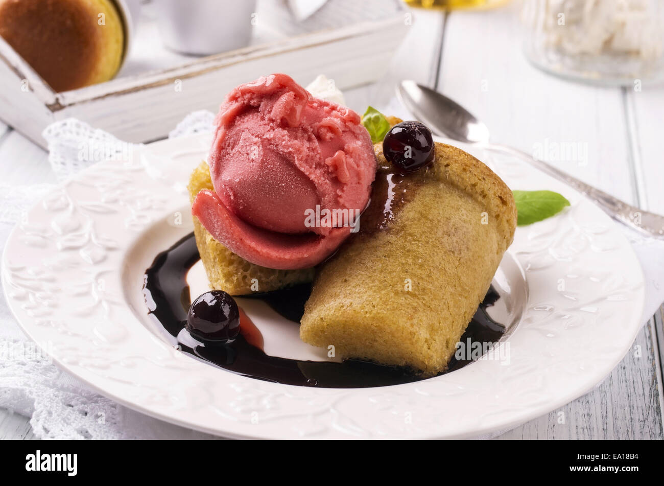 Deserto di baba au Rhum con ghiaccio Foto Stock