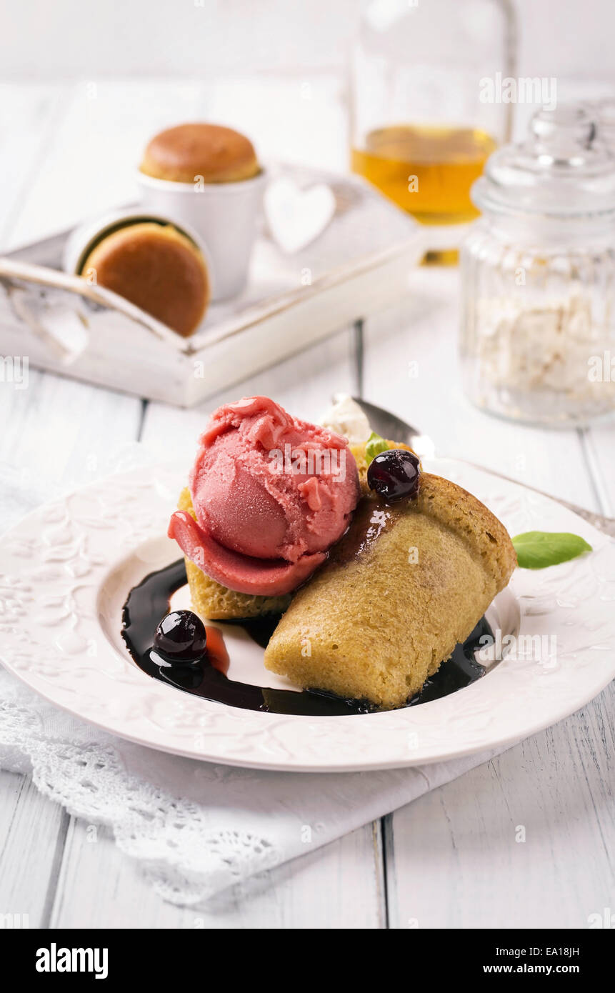 Baba au Rhum con gelato Foto Stock
