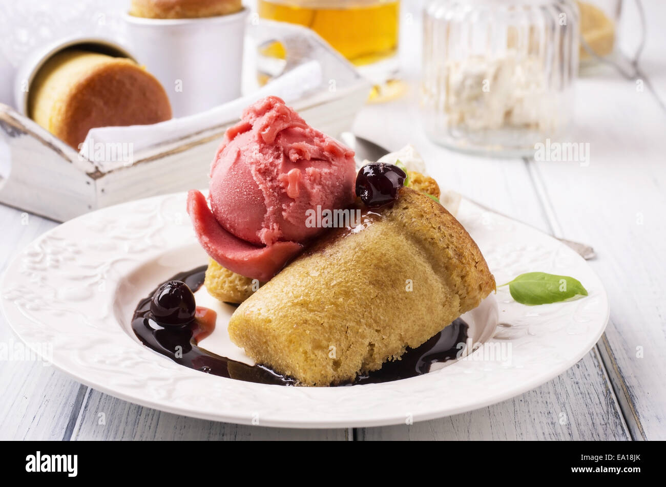 Baba au Rhum con gelato Foto Stock