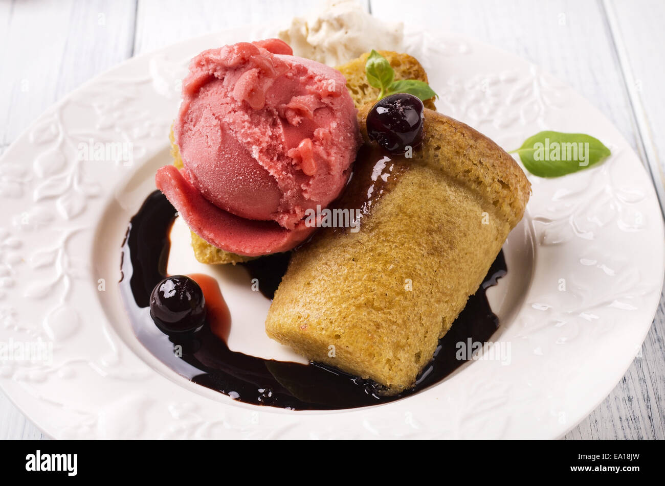 Baba au Rhum con gelato Foto Stock