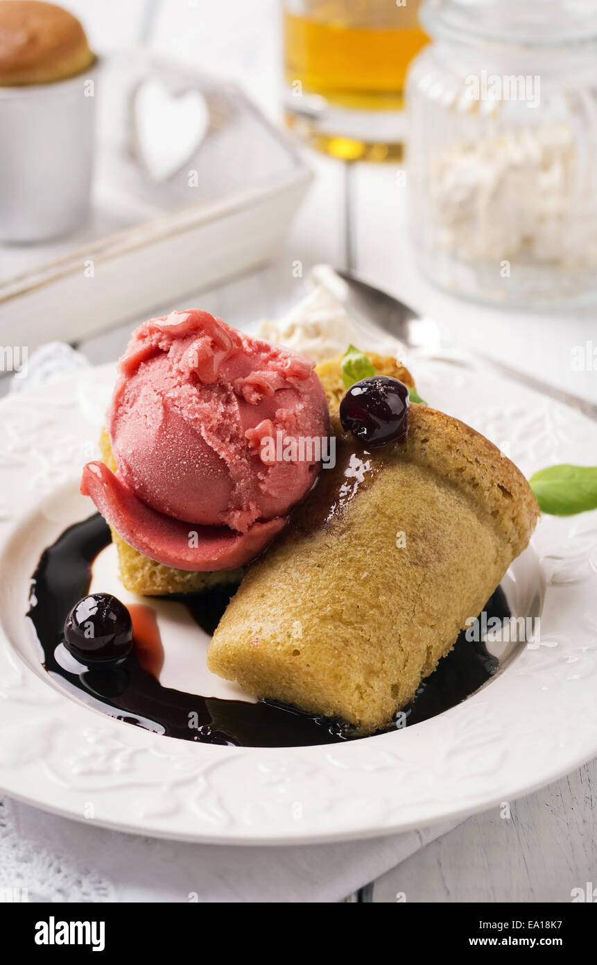 Rhum babà con gelato Foto Stock