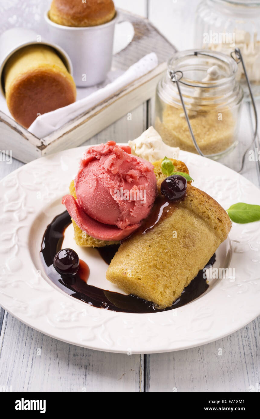 Baba au Rhum con eice Foto Stock