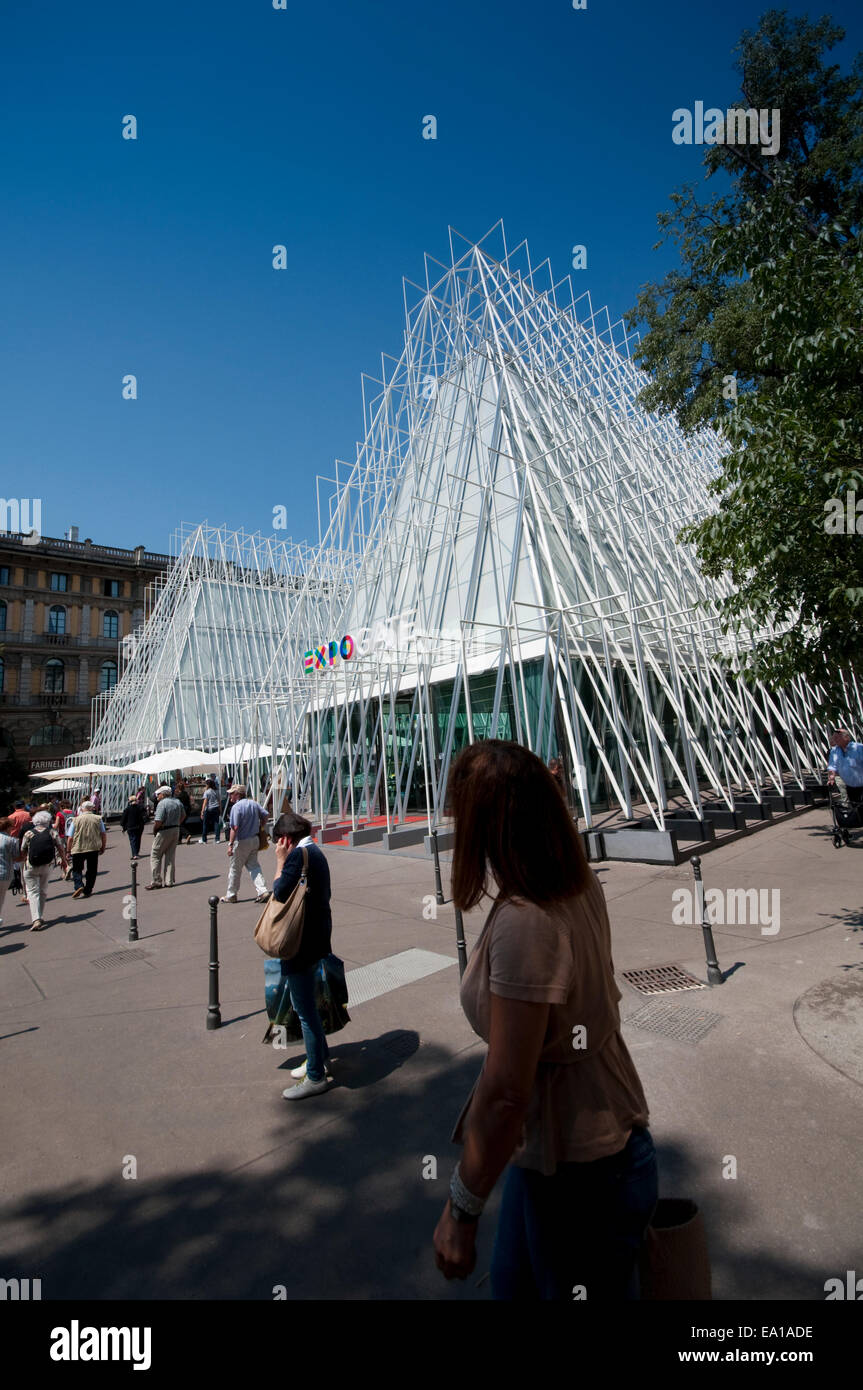 L'Italia, Lombardia, Milano, Milano Expo Gate, Info point in Piazza Castello per l esposizione mondiale 2015 Foto Stock