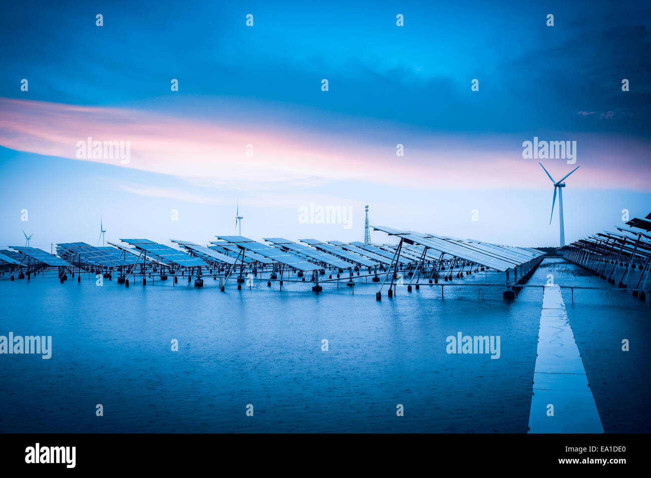 Energia solare ed eolica in caso di maltempo Foto Stock