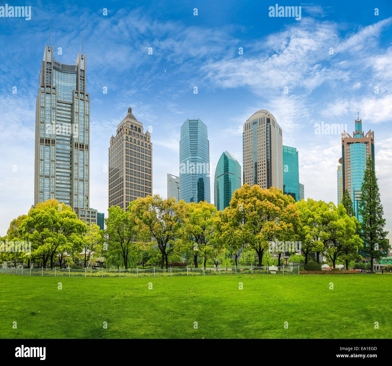 City Park greenbelt con edificio moderno Foto Stock
