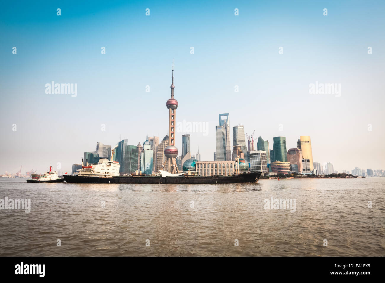 Lo skyline di Shanghai e la nave da carico Foto Stock