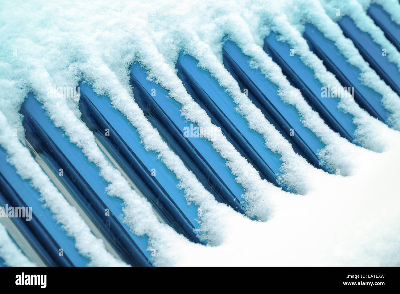 Calorifero di acqua solare in inverno Foto Stock