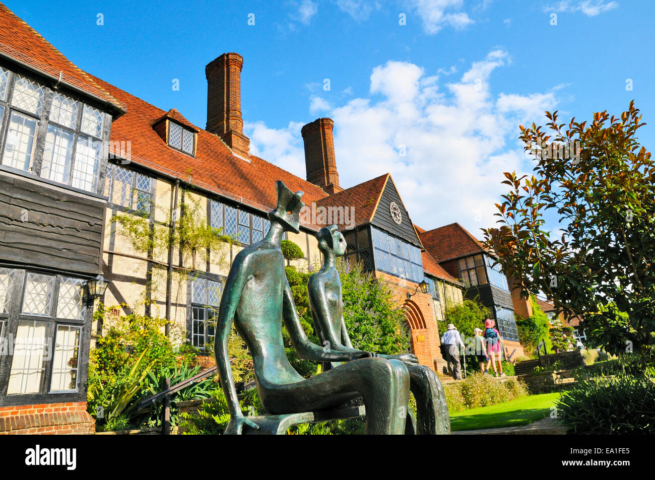 "Il re e la regina " sculture di Henry Moore accanto alla casa padronale ad RHS Wisley, Woking, Surrey, Regno Unito Foto Stock