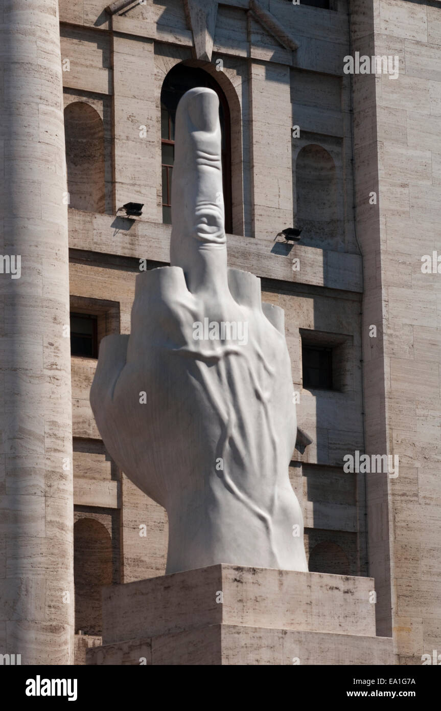 L'Italia, Lombardia, Milano, Piazza Affari Square, Stock Exchange e Maurizio Cattelan scultura. Foto Stock