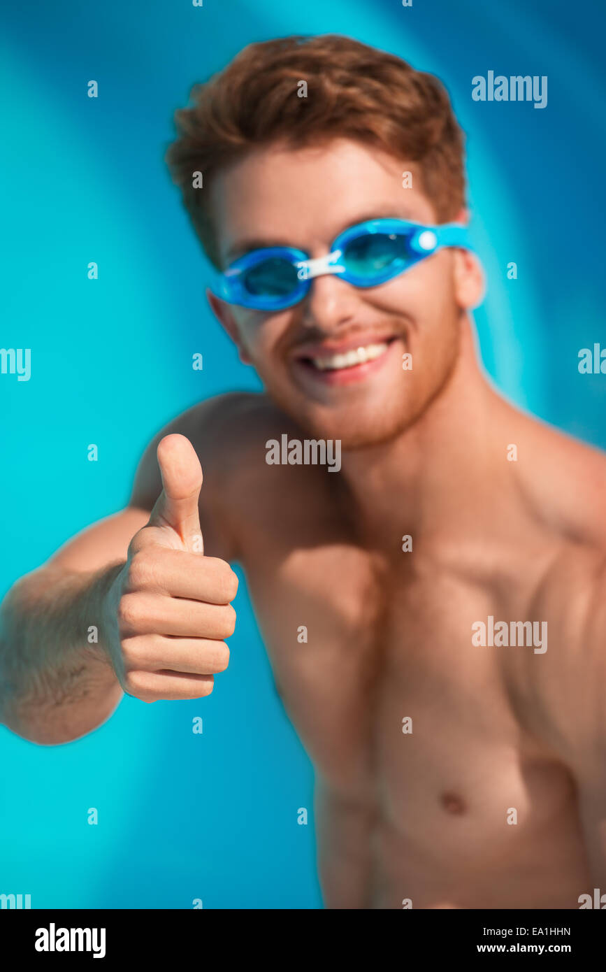 Close-up di uomo sorridente in sport acquatici gli occhiali di protezione Foto Stock