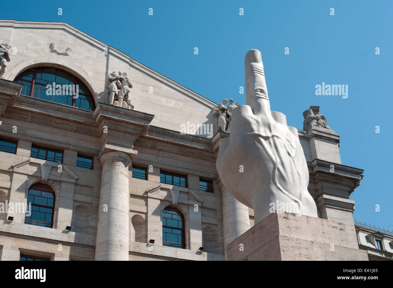 L'Italia, Lombardia, Milano, Piazza Affari Square, Stock Exchange e Maurizio Cattelan scultura. Foto Stock