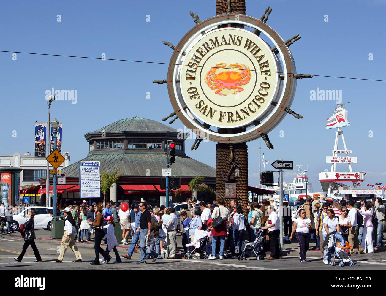 I turisti al Fisherman's Wharf di San Francisco, California CA USA Foto Stock