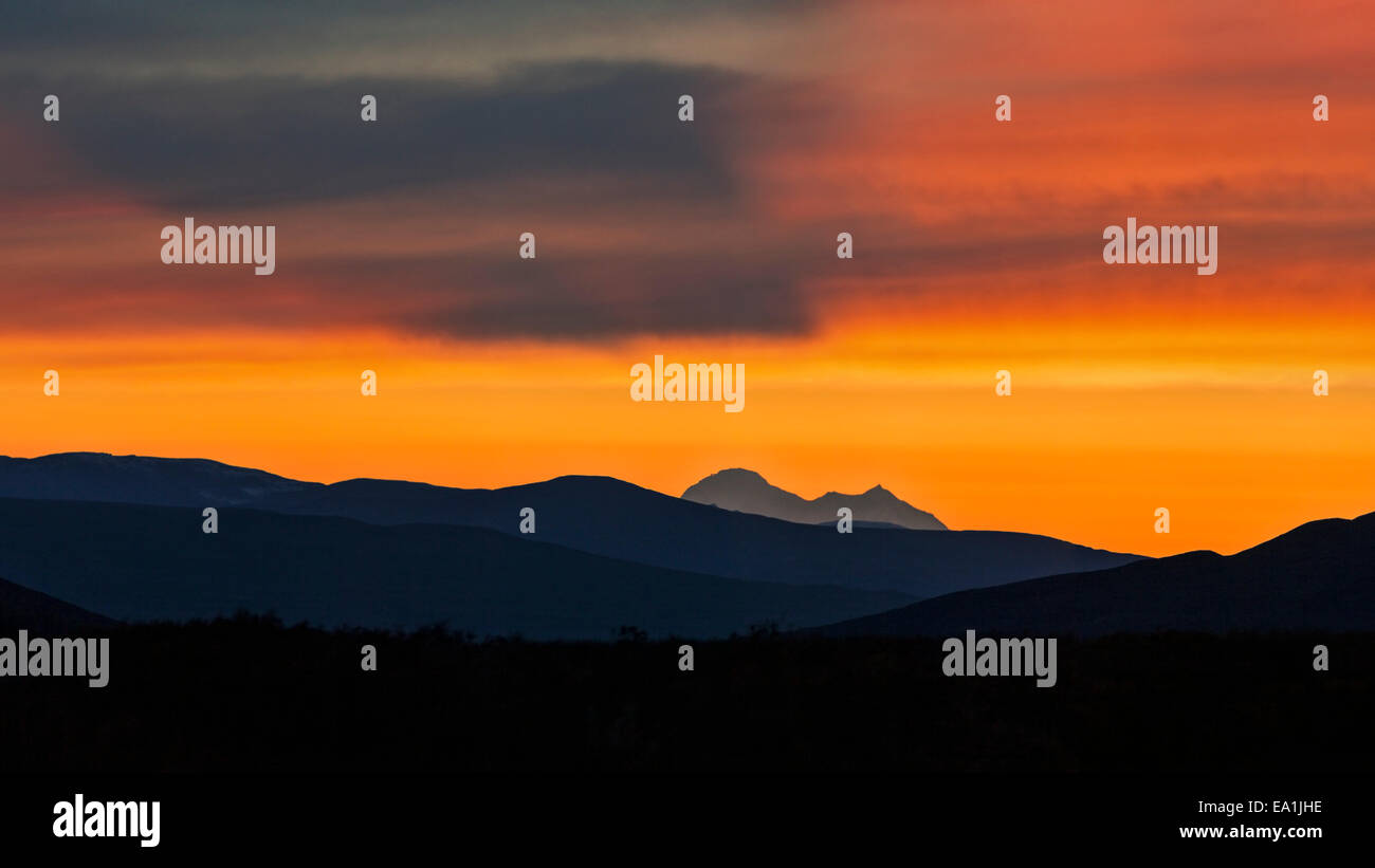 Una vista al tramonto di Denali da una posizione remota, il picco più alto in America sembra essere getta un' ombra sulle nuvole Foto Stock