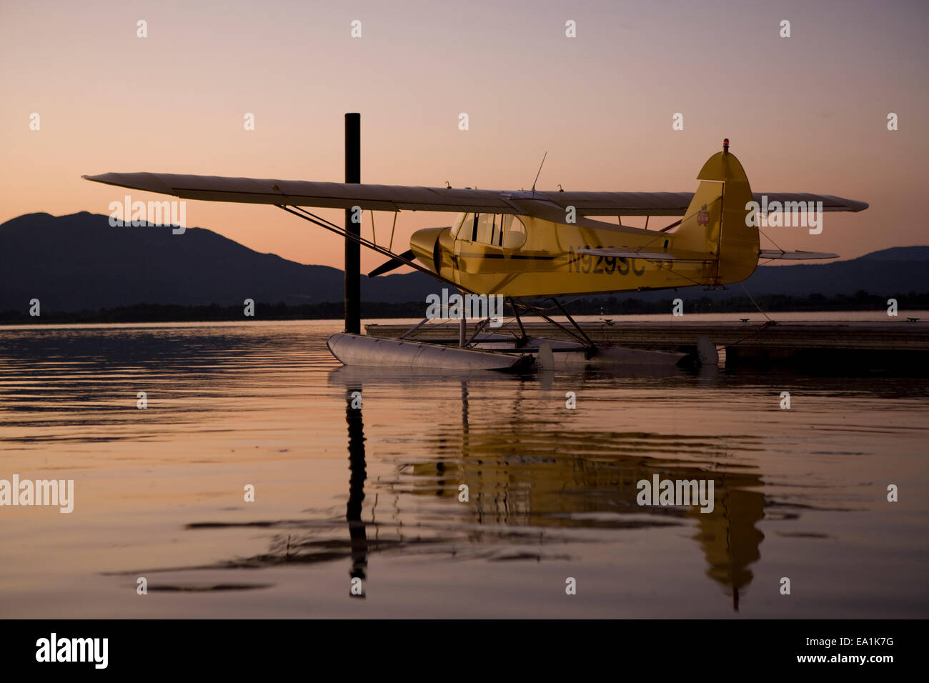 Piper Cub sui galleggianti ancorata al idrovolante Splash-In, lakeport, California, Lake County, California Foto Stock