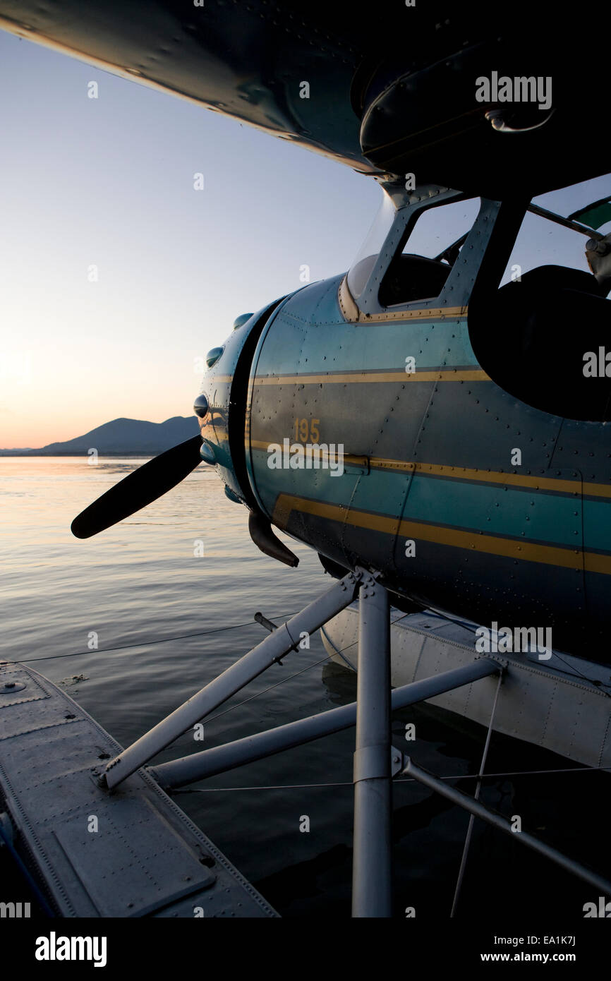 Cessna 195 su galleggianti in idrovolante Splash-In, lakeport, California, Lake County, California Foto Stock
