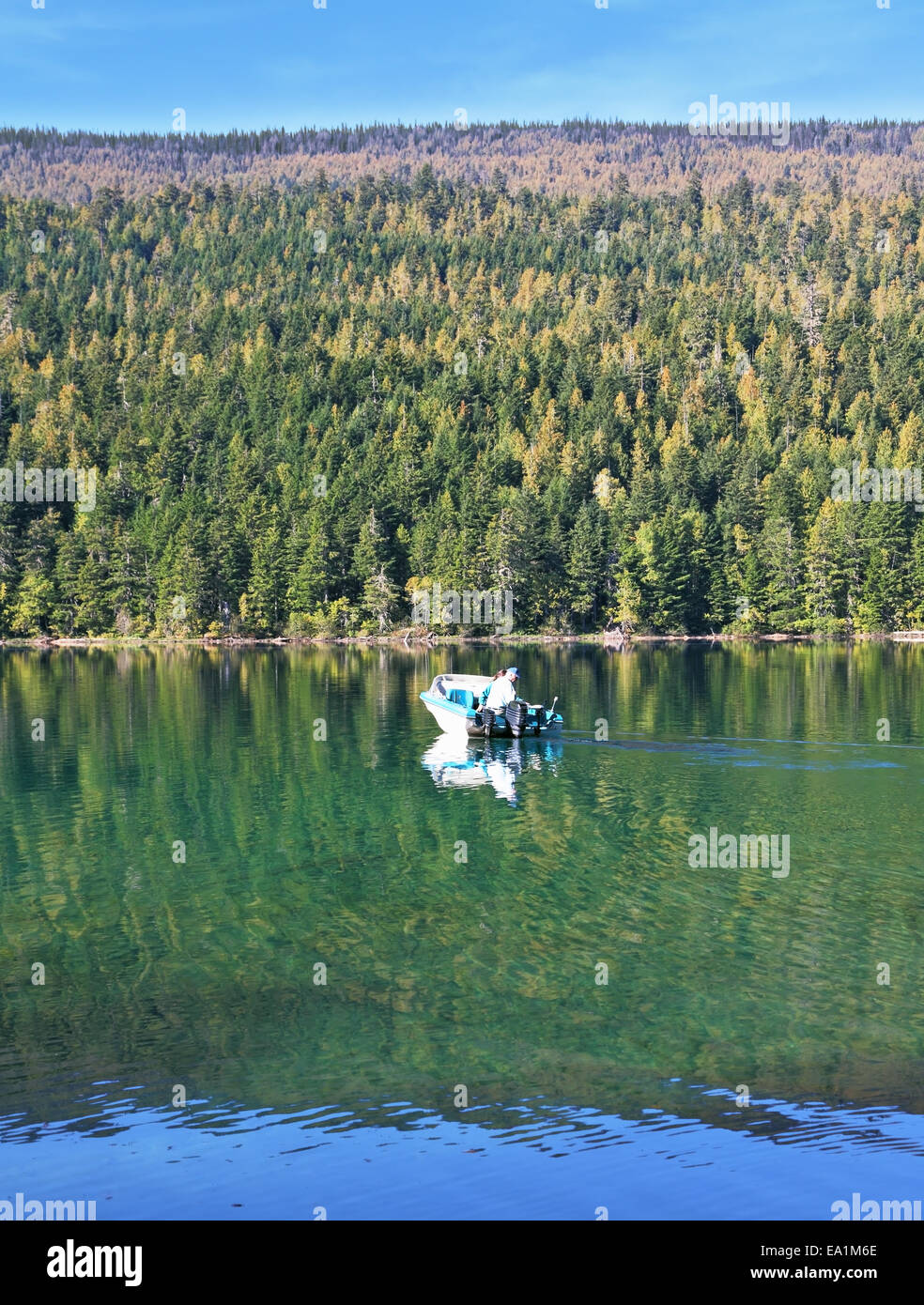La imbarcazione a motore da pesca nel lago. Foto Stock
