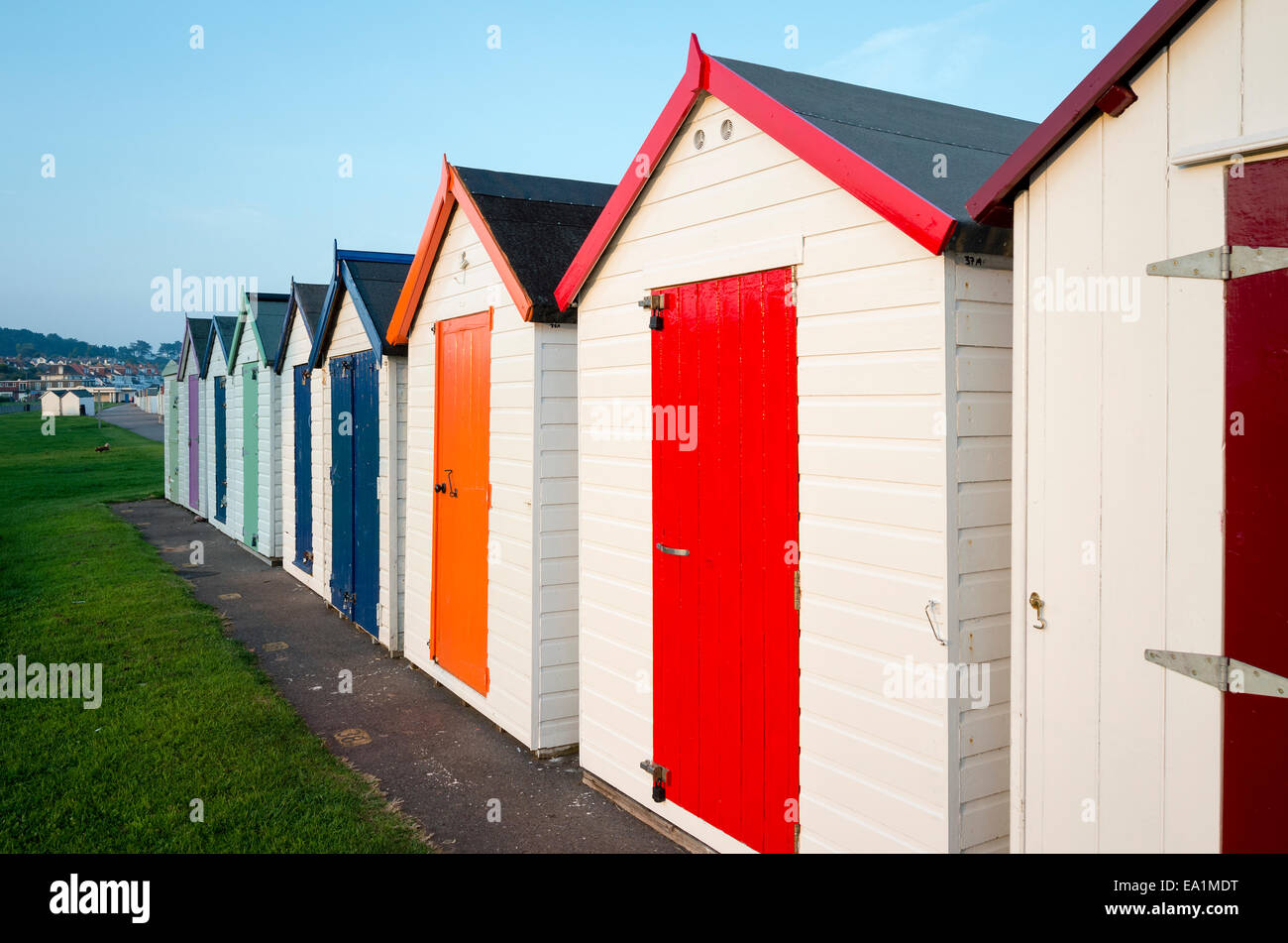 Fila di cabine sulla spiaggia, in Paignton South Devon Regno Unito Foto Stock