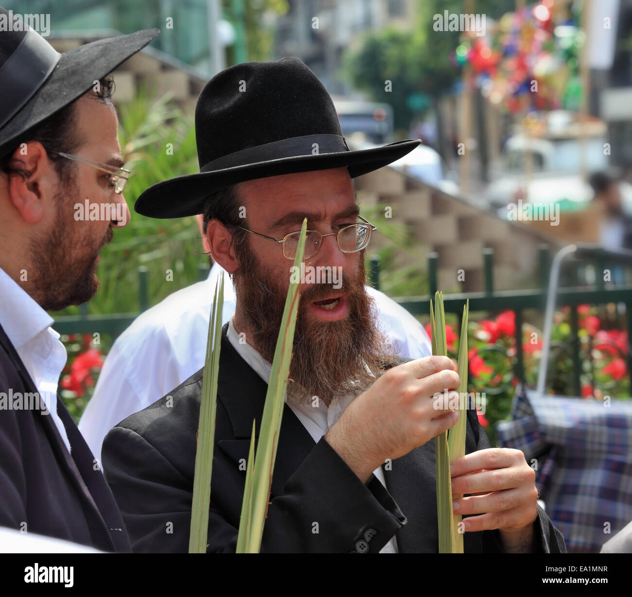 Due ebrei ortodossi in black hats picks Lula Foto Stock
