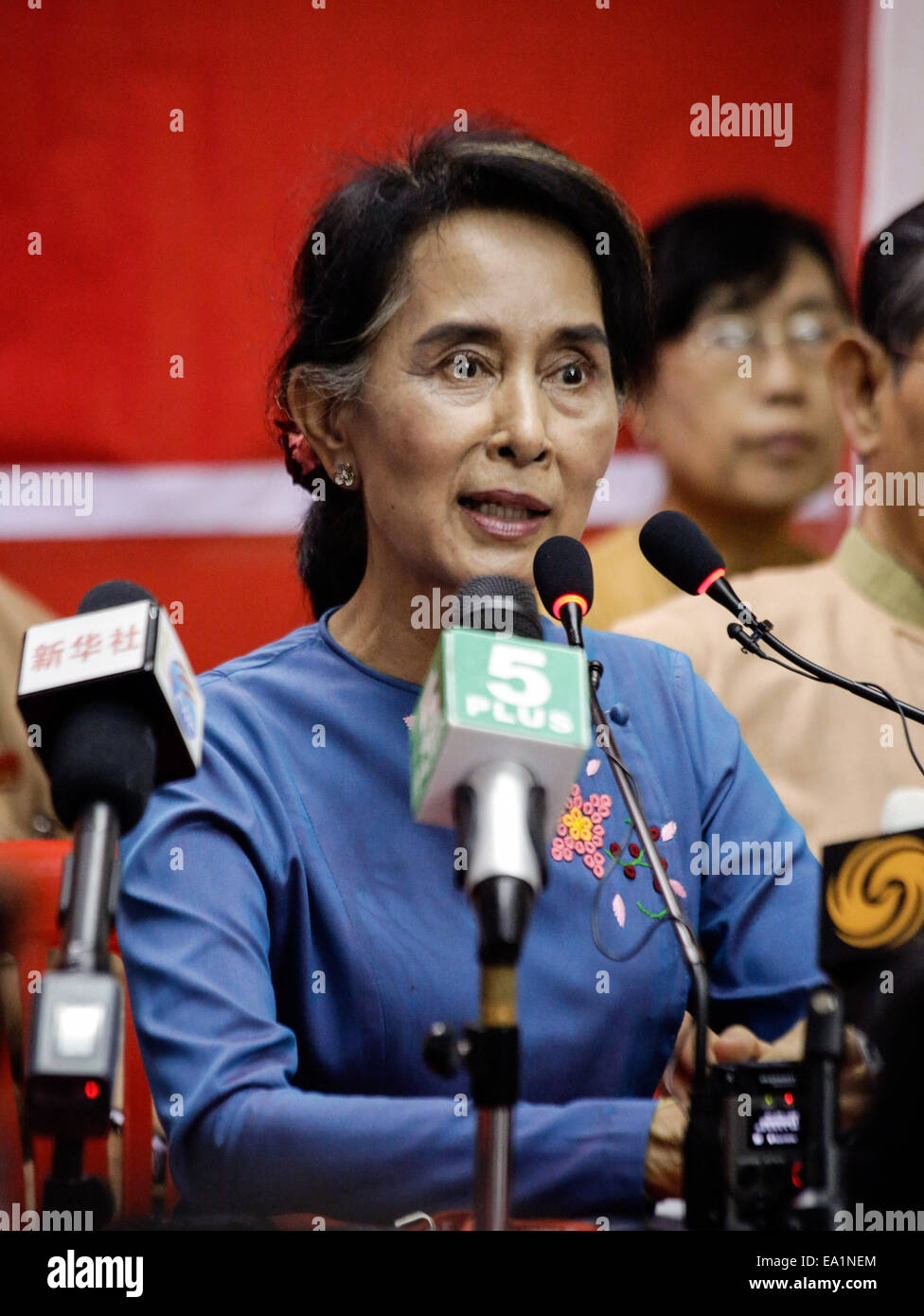 Yangon, Myanmar. 05 Nov, 2014. Aung San Suu Kyi, leader del Myanmar la Lega nazionale per la democrazia (NLD), parla ai media durante una conferenza stampa presso la sede centrale di partito di Yangon, Myanmar, nov. 5, 2014. Myanmar il leader dell'opposizione Aung San Suu Kyi Mercoledì ha sottolineato la necessità di una riconciliazione nazionale, dicendo che il paese sta raggiungendo un periodo critico. Credito: Xinhua/Alamy Live News Foto Stock