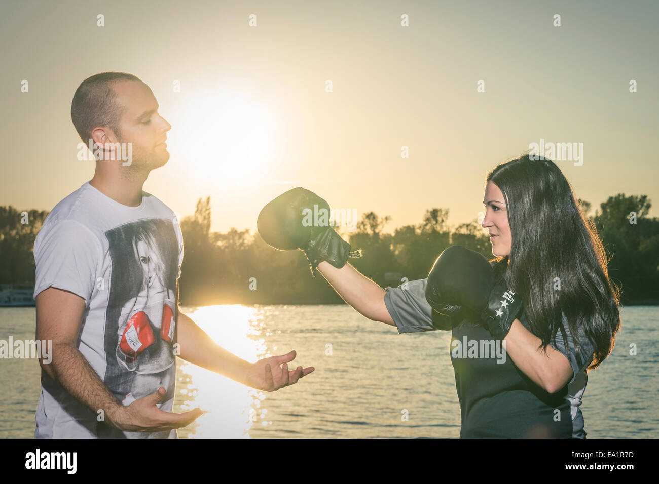 Gli uomini con i guantoni in corrispondenza di un fiume Foto Stock