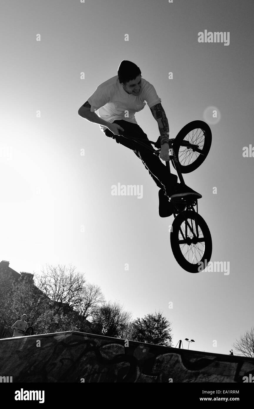 Glasgow, Scotlan, UK. 05 Nov, 2014. BMX rider sfrutta il sole autunnale come egli tira in acrobazie di Kelvingrove Park Credit: Tony Clerkson/Alamy Live News Foto Stock