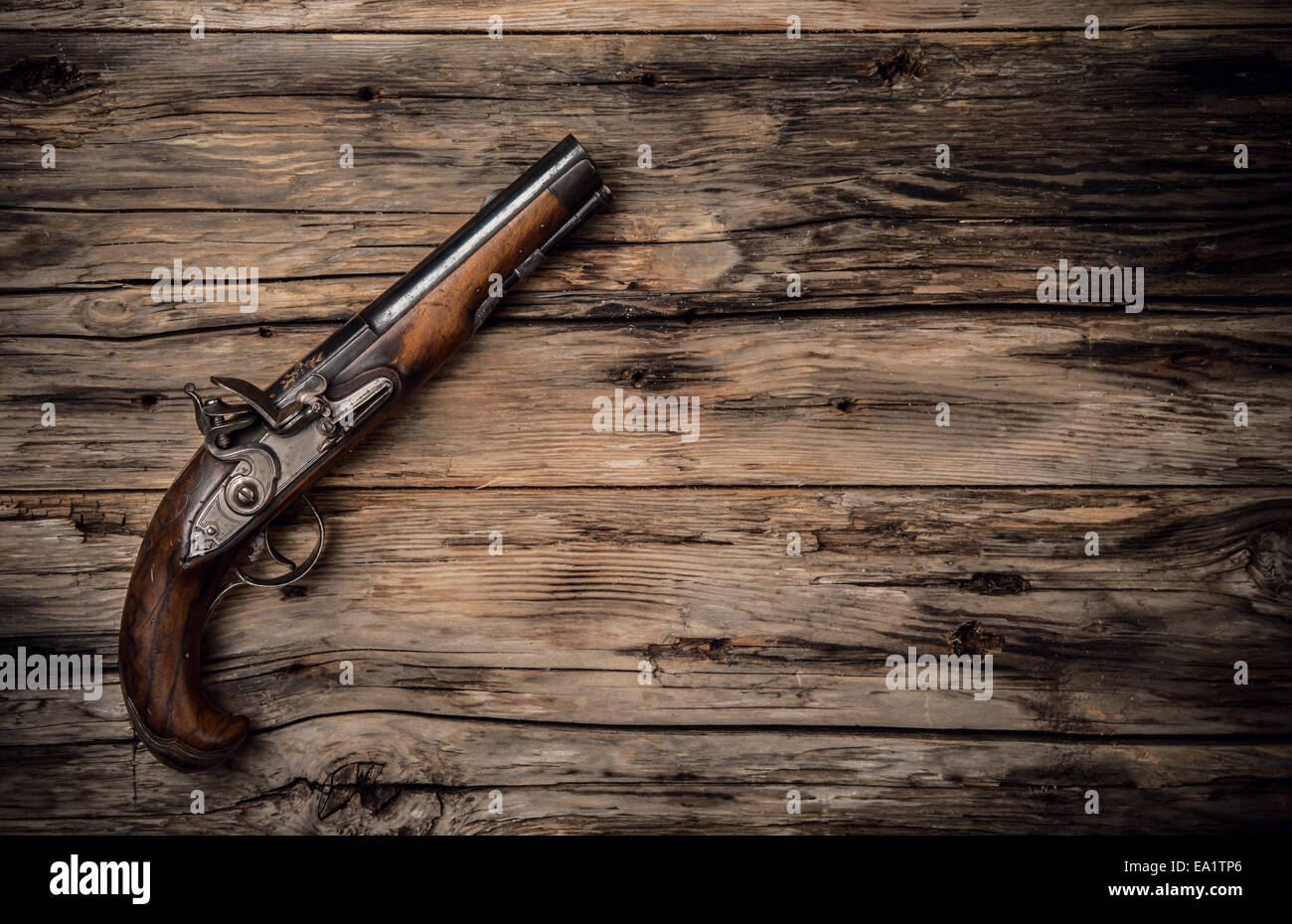 Molto vecchia pistola a mano su tavole di legno, scattato dalla vista superiore Foto Stock
