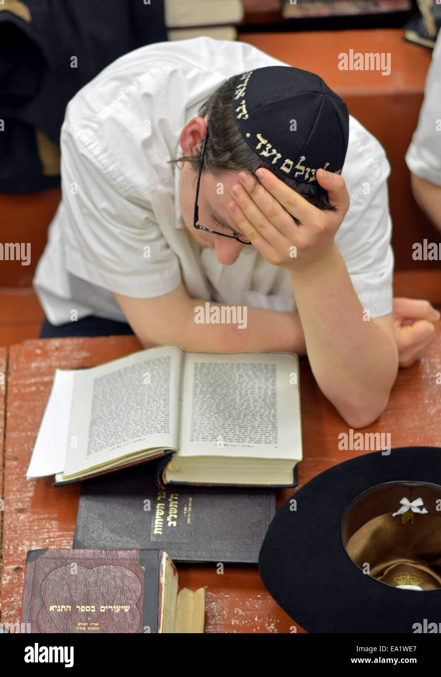 Lubavitch Nigun studente presso la loro sede e sinagoga a 770 Eastern Parkway a Brooklyn, New York. Foto Stock