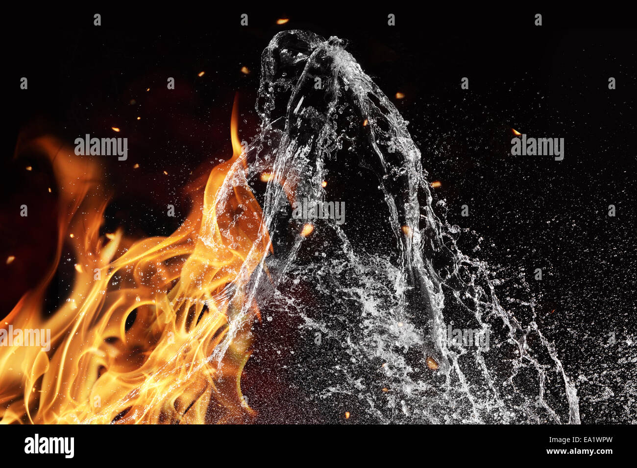 Simbolo di acqua e di energia fuoco, isolato su sfondo nero Foto Stock
