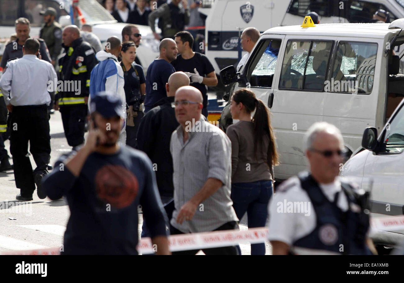 Gerusalemme, Gerusalemme, Territorio palestinese. 5 Novembre, 2014. La polizia israeliana e soccorritori ispezionare la macchina un uomo palestinese utilizzato per deliberatamente speronato in una folla di pedoni in Gerusalemme il 5 novembre 2014. Una persona è stata uccisa e almeno altri nove feriti. La polizia descritto l'incidente come un ''hit ed eseguire un attacco di terrore'' e ha detto che ha avuto luogo nella stessa area come un attacco simile due settimane fa, in cui un palestinese speronato un auto in una folla uccidendo una donna e un bambino © Muammar Awad/immagini APA/ZUMA filo/Alamy Live News Foto Stock